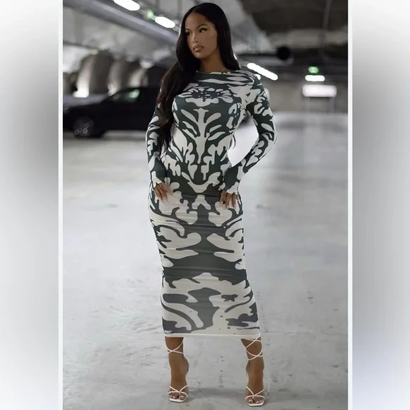 BELLA BARNETT Printed Backless Long Sleeve Dress - Picture 2 of 3